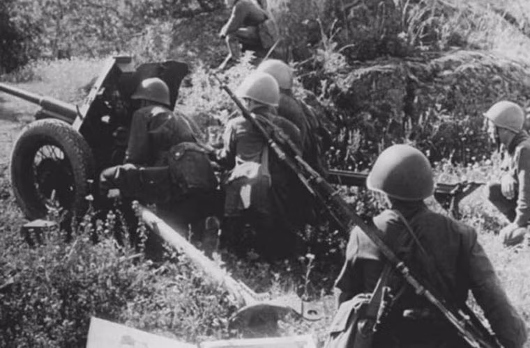 Một khẩu đội pháo chống tăng 47mm của hồng quân. Nguồn ảnh: WHO