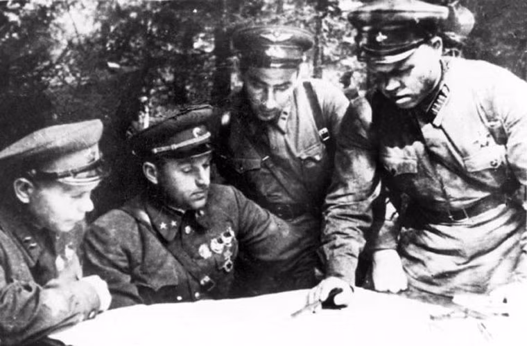 Bộ tư lệnh Tập đoàn quân 16 gần khu vực Yartsevo. Tập đoàn quân 16 do trung tướng Mikhail Fiodorovich Lukin chỉ huy, lực lượng gồm: Quân đoàn bộ binh 32 do thiếu tướng T. K. Kolomtsev chỉ huy gồm các sư đoàn bộ binh 46 và 152; Các đơn vị từ quân đoàn dự bị 44 do thiếu tướng B. A. Yushkevitsch chuyển giao. Nguồn ảnh: WHO