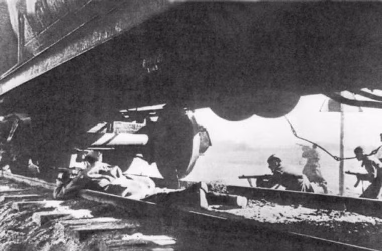 Các chiến sĩ Liên Xô trong trận đánh ngay trên đường ray xe lửa. Nguồn ảnh: WHO