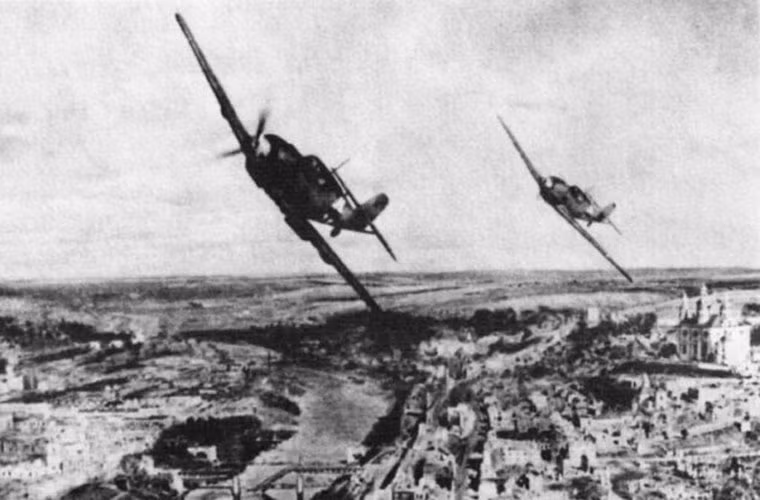 Trong vòng hai tháng, cuộc chiến ác liệt diễn ra trên một vùng lãnh thổ rộng lớn với mặt trận trải dài kéo từ 600 đến 650 km trên tuyến Idritsa và Velikie Luky ở phía bắc tới Lgov và Novgorod-Seversky ở phía nam; có chiều sâu lên đến 200–250 km từ Polotsk, Vitebsk và Zlobin ở phía tây đến Andreapol, Yartsevo, Yelnya và Trubchevsky ở phía đông. Trong ảnh, biên đội tiêm kích BF-109E của Đức bay trên không phận Smolensk. Nguồn ảnh: WHO