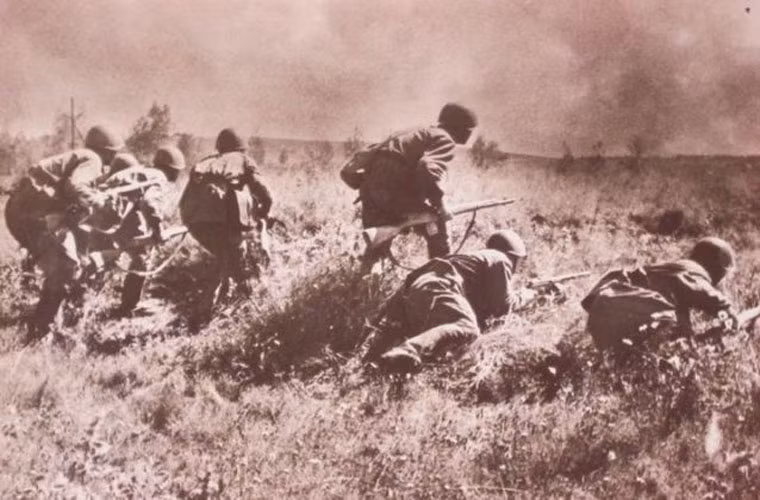 Lực lượng hồng quân đang tổ chức tiến công quân Đức, tháng 7/1941. Nguồn ảnh: WHO