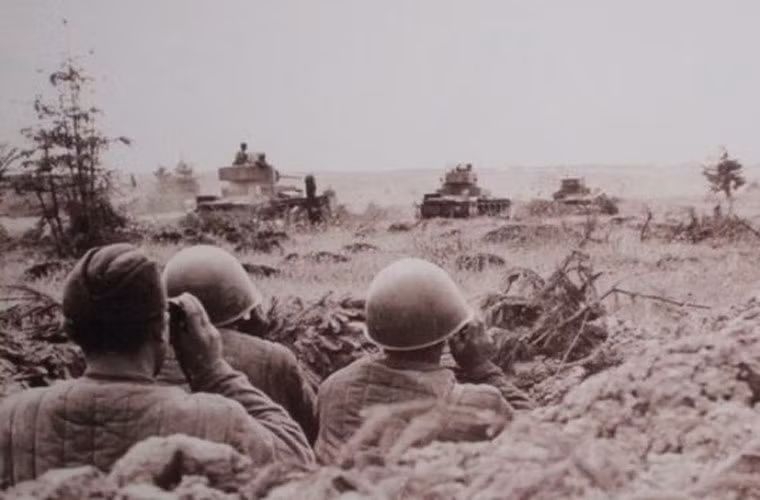 Theo các nhà sử học quân sự Nga, chiến dịch chia thành nhiều giai đoạn và trận đánh dựa theo diễn biến chiến dịch của Hồng quân trên từng hướng nhằm ngăn chặn các đợt tấn công theo "chiến thuật gọng kìm" của quân đội Đức Quốc xã. Cụ thể, chiến dịch Smolensk gồm các trận: phòng thủ Polotsk (2/7/1941 - 16/7/1941); Trận phòng thủ Mogilev (5/7/1941 - 26/7/1941); Trận phòng thủ Smolensk (10/7/1941 - 5/8/1941); Trận phản công Bobruisk (13/7/1941 - 30/7/1941); Trận phản công Dukhovshina (8/8/1941 - 10/9/1941); Chiến dịch phản công Yelnya (30/8/1941 - 15/9/1941) và Trận phản công Roslavl-Novozybkov (30/8/1941 - 12/9/1941). Nguồn ảnh: WHO