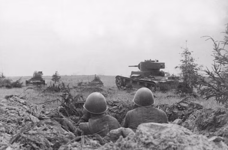 Một tuyến phòng thủ của hồng quân trên mặt trận Smolensk, tháng 8/1941 với các xe tăng T-26 yểm hộ. Nguồn ảnh: WHO