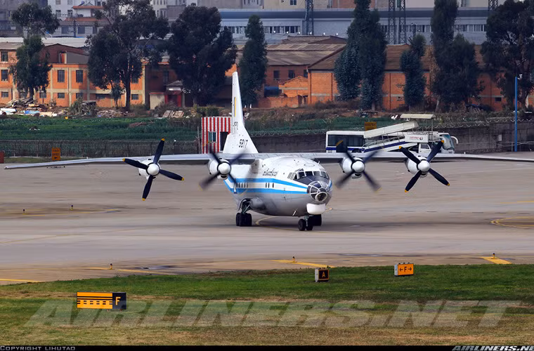 Thông thường đối với vũ khí Trung Quốc, đã có nhiều trường hợp khắp thế giới kêu ca về chất lượng máy bay, xe tăng, thiết giáp, radar do Trung Quốc sản xuất. Gần đây nhất, cảnh sát Uganda đã nếm trái đắng khi dòng xe thiết giáp kháng mìn mà nước này mua của Trung Quốc “nát như tương” sau khi trúng thiết bị nổ tự tạo khiến nhiều cảnh sát thiệt mạng. Chính vì vậy, càng có lý do cho rằng phải chăng các máy bay Y-8 gặp vấn đề kỹ thuật do nhà sản xuất. Nguồn ảnh: Airlines.net