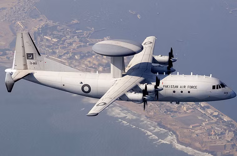 Phiên bản máy bay cảnh báo sớm ZDK-03 được Thiểm Tây SAC phát triển cho Không quân Pakistan. ZDK-03 sử dụng khung thân cơ sở Y-8F600 tích hợp radar mạng pha chủ động do Trung Quốc phát triển. Nguồn ảnh: Wikipedia
