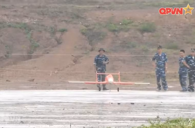 Đáng chú ý, Viện Kỹ thuật PK-KQ chế tạo UAV2 với tỉ lệ nội địa hóa cao, các thiết bị vật tư linh kiện mang hàm lượng công nghệ cao, hiện đại, được nhiệt đới hóa nâng cao độ tin cậy phù hợp với điều kiện khí hậu của việt nam. Nguồn ảnh: QPVN