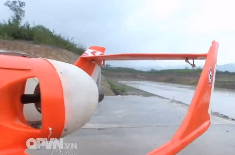 Trong ảnh có thể thấy rõ động cơ phản lực mini được lắp cho UAV2 nằm ở đuôi. Nguồn ảnh: QPVN