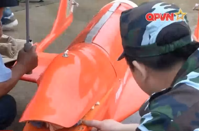 Với các tính năng kỹ thuật cao như vậy, máy bay không người lái UAV2 được dự định sẽ trở thành mục tiêu bay huấn luyện cho các máy bay chiến đấu Su-30MK2. Bên cạnh đó, UAV2 có thể được sử dụng như một máy bay do thám, trinh sát. Nguồn ảnh: QPVN