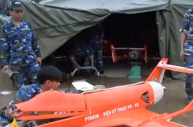 Mẫu máy bay không người lái được thử nghiệm thuộc phiên bản thế hệ 3 phát triển triển bởi nhóm nghiên cứu thuộc Viện Kỹ thuật Phòng không – Không quân với hàng loạt tính năng cải tiến gồm cả về tính năng bay, khả năng đáp ứng nhiệm vụ cùng hệ thống điều khiển. Nguồn ảnh: QPVN