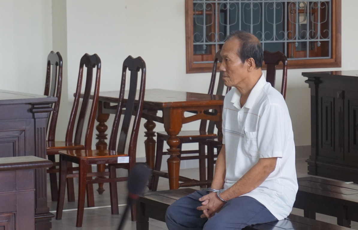 Hiếp dâm bé gái 6 tuổi nhiều lần, ông già 78 tuổi lĩnh 20 năm tù Hiep dam be gai 6 tuoi nhieu lan, ong gia 78 tuoi linh 20 nam tu