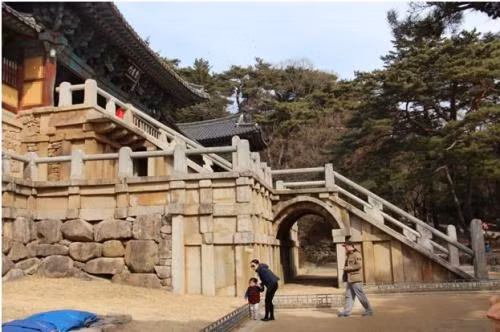 Chùa Bulguksa (Phật Quốc Tự) tọa lạc trên sườn núi Tohamsa, cách thành phố Gyeongju, Hàn Quốc là một trong những địa điểm hành hương nổi tiếng dịp Tết Âm lịch. Đây được coi là ngôi chùa cổ nhất Hàn Quốc, được xây dựng dưới lệnh của Hoàng hậu Beopheung của Vương triều Silla năm 528.