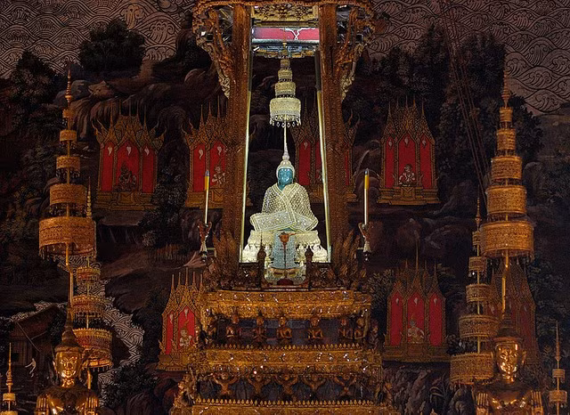 Chùa Phật Ngọc được đánh giá là ngôi chùa linh thiêng nhất ở Thái Lan. Công trình tôn giáo này nằm trong khuôn viên Cung điện Hoàng gia ở thủ đô Bangkok. Bên trong chùa Phật Ngọc có một bức tượng Phật làm bằng ngọc lục bảo khoác bên ngoài trang phục bằng vàng.