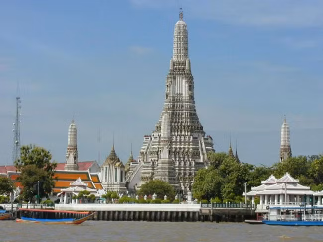 Wat Arun hay còn gọi là Chùa Bình Minh nằm ở tỉnh Nakhon Sawan, Thái Lan. Đây là một địa điểm tôn giáo nổi tiếng thế giới, được mệnh danh là một trong những ngôi chùa Phật giáo đẹp nhất, cổ kính nhất thế giới.