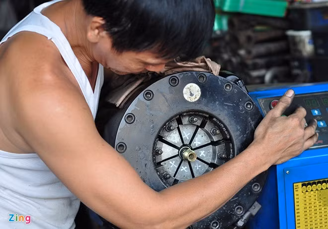 Cùng với việc kinh doanh, nhiều ki-ốt tại chợ hàng "nghĩa địa" tổ chức sửa chữa dụng cụ hư hỏng. Chủ cửa hàng Trường Kỳ nói rằng việc sửa chữa cũng mang lại nguồn thu nhập không nhỏ.