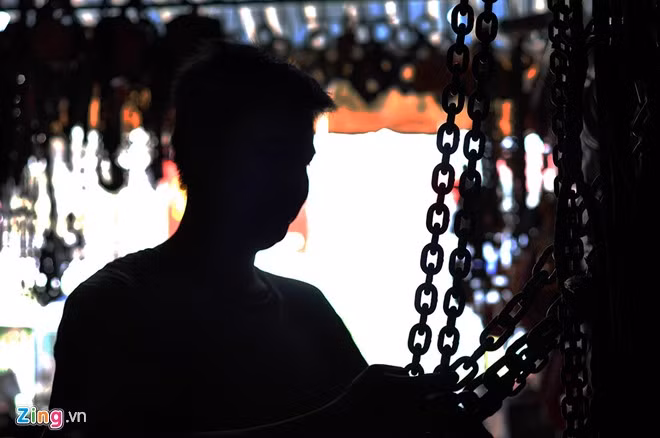 Một khách hàng chọn mua ròng rọc cũ tại cửa hàng Đức Tín.