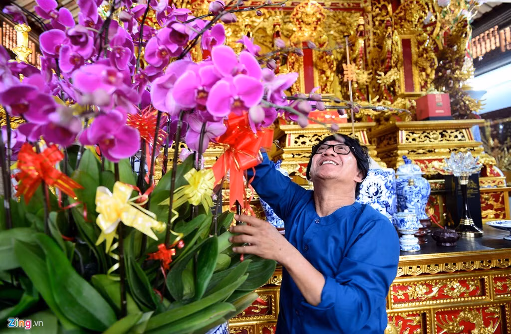 Ca sĩ Nguyên Lộc tiết lộ thường nhật, đền thờ Tổ mở cửa 4 ngày chủ nhật trong tháng và thêm ngày Rằm, mùng Một để mọi người đến tham quan, thắp hương. Trong suốt 3 ngày Tết, anh sẽ chào đón khán giả từ 7h30 đến 11h và buổi chiều là 13h - 16h.