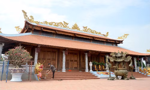 Vì bận rộn với công việc, NSƯT Hoài Linh giao toàn quyền trông coi nhà thờ cho ca sĩ Nguyên Lộc. Nghệ sĩ nổi tiếng vẫn ở Sài Gòn để làm việc, khi có thời gian anh lại xuống đây cùng anh em. Từ ngày 12/1, nhà thờ Tổ được đóng cửa để chuẩn bị trang trí đón Tết Đinh Dậu.