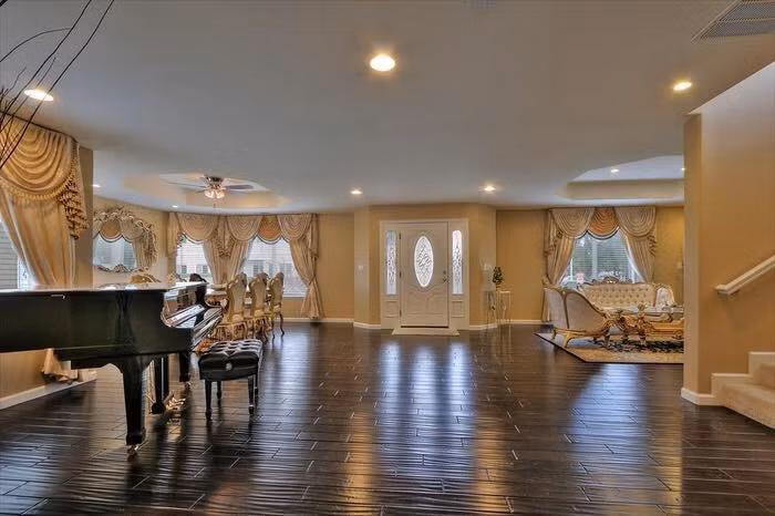 Không gian tầng một được bài trí theo hướng mở vì hai vợ chồng Đan Trường đều thích hướng ngoại. Theo chia sẻ của bà xã Đan Trường, căn nhà này có diện tích hơn 250m2, với trị giá 1.768.000 USD, tương đương 40,2 tỷ đồng.