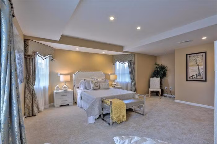 Dù hai vợ chồng Đan Trường - Thủy Tiên chuyển sang căn nhà mới nhưng nhà cũ vẫn được bảo quản sạch sẽ, gọn gàng.