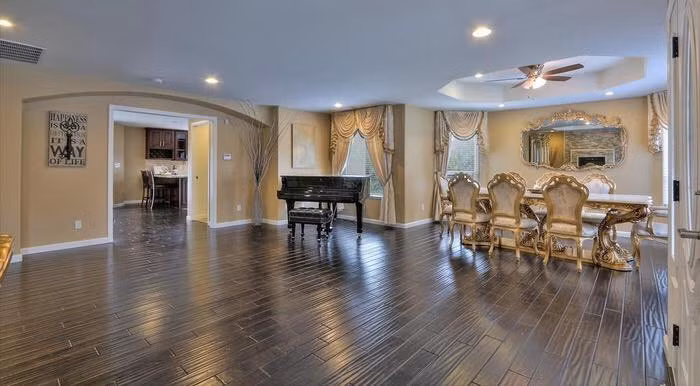 Trong phòng khách được bố trí một cây đàn piano lớn, hướng ra cửa sổ rất thơ mộng.