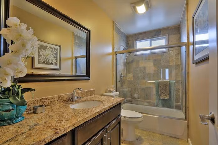 Ở mỗi phòng riêng đều có nhà tắm, được bài trí đẹp mắt với buồng tắm cỡ lớn.