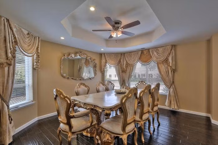 Không gian riêng để tiếp khách tạo nên vẻ cao cấp cho căn nhà.