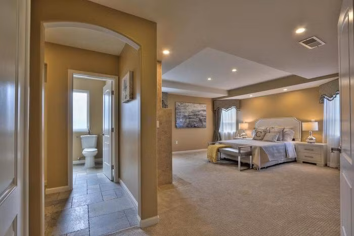 Căn nhà có 3 phòng ngủ, mỗi phòng đều có hệ thống nhà tắm riêng. Thiết kế trong nhà đề cao sự thoáng mát, rộng rãi và tiện dụng.