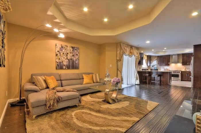 Căn nhà được trang hoàng nội thất xa hoa, màu sắc hài hòa giữa sơn tường màu vàng và màu gỗ nâu trầm. Thủy Tiên cho hay, vị trí của nhà cũng rất tiện lợi, gần cơ sở y tế, trường học, nhà hàng...