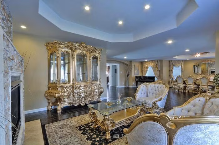 Bộ bàn ghế phòng khách và tủ bày cùng những đồ nội thất khác trong nhà đều đồng màu tạo nên vẻ sang trọng cho căn nhà. Lò sưởi cũng được thiết kế ở phòng khách để phục vụ trong mùa đông.