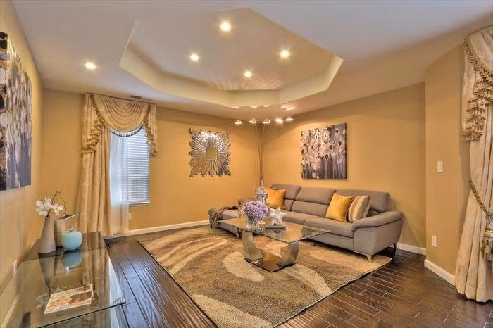 Phòng riêng cũng rất hiện đại, trang nhã từ những bức tranh trang trí, đèn trần cho đến bộ sofa và các đồ trang trí nhỏ khác.