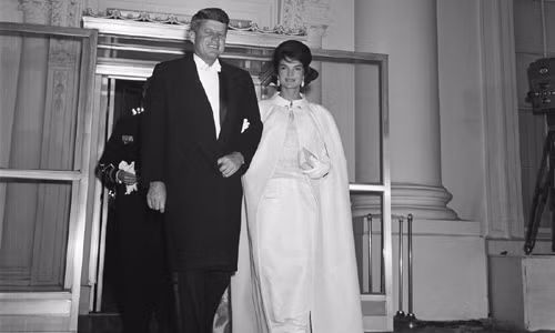 Đệ nhất phu nhân Jacqueline Kennedy được coi là một biểu tượng thời trang. Chính vì vậy, trang phục của bà mặc trong lễ nhậm chức của chồng - Tổng thống John F. Kennedy năm 1964 được đánh giá cao.