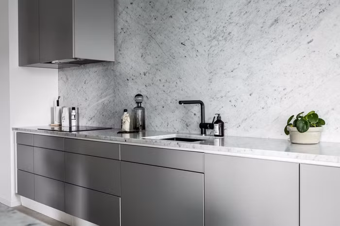 Không gian nấu nướng được bố trí đơn giản với màu xám làm điểm nhấn, tạo vẻ đẹp hiện đại và sạch sẽ, thông thoáng và hút mọi ánh nhìn.