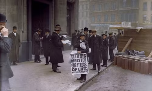 Cậu bé bán báo với bài viết ngay trên trang đầu nói về vụ đắm tàu Titanic, cướp đi sinh mạng hơn 1.000 người năm 1912.