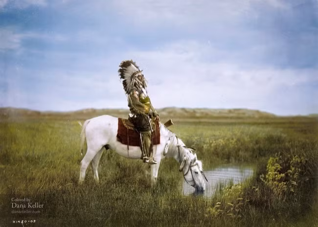 Hình ảnh lịch sử một thành viên của bộ lạc Sioux cưỡi ngựa trắng năm 1905.