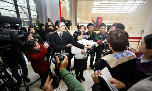 Các phóng viên tác nghiệp bên lề Đại hội Đảng toàn quốc lần thứ 12. Ảnh: Phạm Hải.