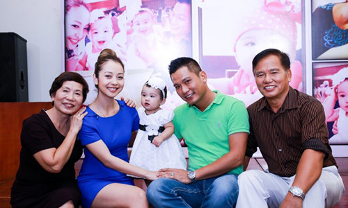 Cha của doanh nhân Nguyễn Đức Hải là Tiến sĩ khoa học công tác tại Viện Khoa học Vật liệu Ứng dụng thuộc Trung tâm khoa học và công nghệ Việt Nam. Hiện nay, ông cũng là thành viên Hội đồng quản trị công ty Cổ phần Dịch vụ Công nghệ Tin học HPT. Ảnh: gia đình vợ chồng chồng Jennifer Phạm bên ông bà nội trong dịp mừng sinh nhật 1 tuổi cháu gái (nguồn: Oscar).