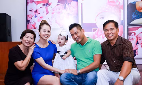 Cha của doanh nhân Nguyễn Đức Hải là Tiến sĩ khoa học công tác tại Viện Khoa học Vật liệu Ứng dụng thuộc Trung tâm khoa học và công nghệ Việt Nam. Hiện nay, ông cũng là thành viên Hội đồng quản trị công ty Cổ phần Dịch vụ Công nghệ Tin học HPT. Ảnh: gia đình vợ chồng chồng Jennifer Phạm bên ông bà nội trong dịp mừng sinh nhật 1 tuổi cháu gái (nguồn: Oscar).