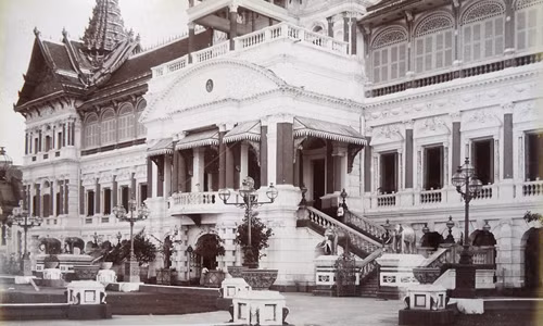 Những bức ảnh đen trắng được chụp vào đầu những năm 1890 ghi lại hình ảnh đất nước Thái Lan. Trong ảnh là cung điện của Nhà vua Thái Lan ở Bangkok.