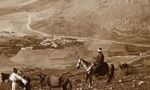 Ảnh chụp núi Gerizim nhìn từ đỉnh núi Ebal. Phía dưới chân núi là ngôi làng Askar.