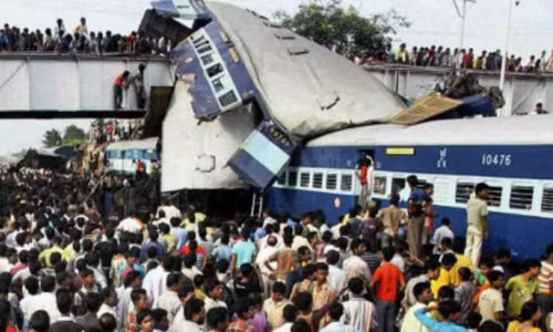 Ngày 20/8/1995, một đoàn tàu cao tốc chở khách lao thẳng vào một đoàn tàu khác ngược chiều đang chết máy sau khi đâm phải một con bò ở Firozabad, Ấn Độ. Vụ tai nạn đã cướp đi sinh mạng của 358 người.