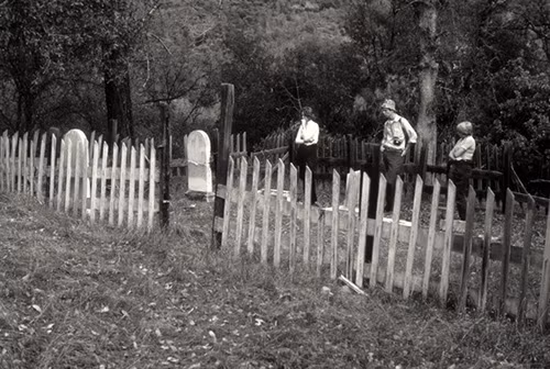 Theo những người mê tín, nếu người nào bị mắc kẹt ở ngõ cụt này quá lâu, họ có thể gặp những hồn ma đi lang thang trong cánh rừng. Nếu như bị lạc đường thì mọi người có thể gặp phải nghĩa trang Boston - nơi xuất hiện nhiều bóng ma, người tâm thần, người đột biến hoặc cây ma...