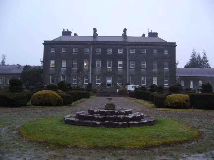 Được xây dựng vào những năm 1760, Headfort House là "đứa con tinh thần" của kiến trúc sư George Semple. Nơi đây từng được sử dụng làm trường học cho trẻ em từ 3 - 13 tuổi. Một số nhân chứng cho hay nhìn thấy hồn ma tiếng chơi đùa một số em học sinh đã chết.