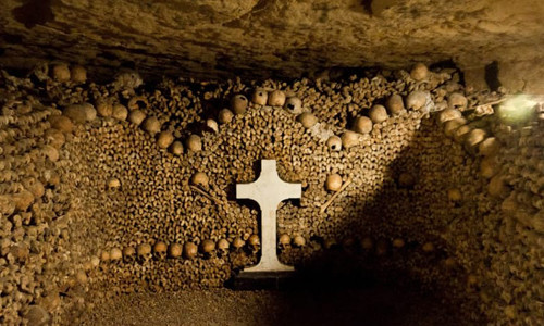 Hầm mộ Paris ở Pháp là một trong những địa danh rùng rợn nhất hành tinh. Khi đến đây, nhiều người không khỏi rùng mình khi nhìn thấy khoảng 6 triệu bộ hài cốt được xếp thành những bức tường dài hàng km.