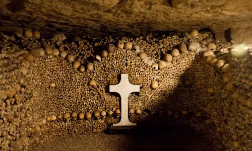 Hầm mộ Paris ở Pháp là một trong những địa danh rùng rợn nhất hành tinh. Khi đến đây, nhiều người không khỏi rùng mình khi nhìn thấy khoảng 6 triệu bộ hài cốt được xếp thành những bức tường dài hàng km.