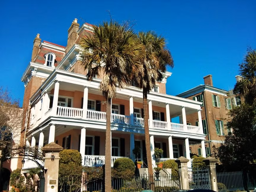 Nằm ở Charleston, South Carolina, Mỹ, Battery Carriage House là địa điểm rùng rợn không dành cho người yếu tim. Bởi lẽ, ngôi nhà này được cho là bị "ma ám" đáng sợ. Đặc biệt, nhiều người nhìn thấy một số hồn ma ở phòng số 8 và số 10.