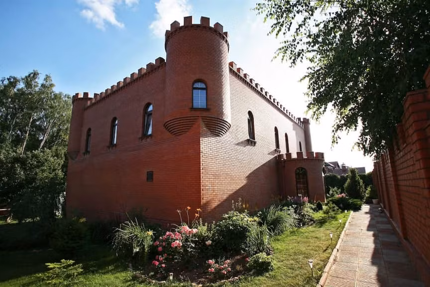 Lâu đài Chateau Pitau ở Moscow, Nga nổi tiếng với những câu chuyện ma quái rùng rợn. Một số nhân chứng đã nhìn thấy những hồn ma xuất hiện vào lúc nửa đêm cùng những âm thanh kỳ lạ, bí ẩn.