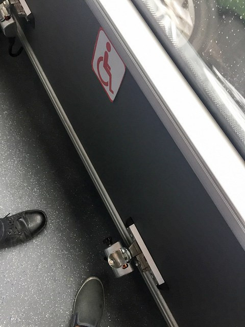 Xe có những đai để gắn xe lăn.