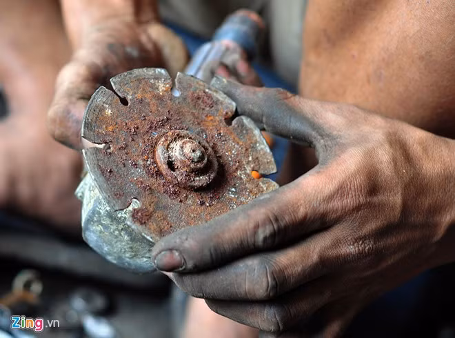 Khi bán một mặt hàng, người kinh doanh sẽ tư vấn về xuất xứ, tình trạng và chất lượng sản phẩm. "Người dùng có quyền mua hoặc không nhưng một khi đã bán, chúng tôi có chế độ bảo hành", anh Võ Thành Công, người kinh doanh dụng cụ khoan, cắt cầm tay.