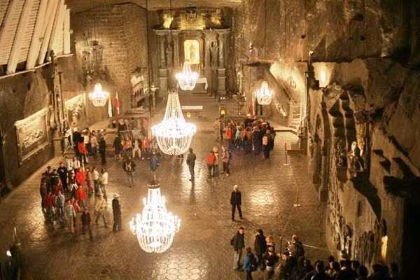 Mỏ muối Wieliczka ở Ba Lan được xây dựng vào thế kỷ 18. Mỏ Wieliczka sản xuất muối cho đến năm 2007 và được xem là một trong những mỏ muối lâu đời nhất thế giới. Nơi đây còn là khu phức hợp dưới lòng đất bao gồm: các bức tượng, nhà nguyện và thánh đường... trên chiều dài 300 km.