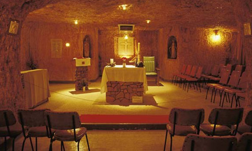 Thành phố Coober Pedy là nơi sinh sống của hơn 1.600 người. Nơi đây còn được gọi là Thủ đô “ngọc mắt mèo” của thế giới bởi đây là nơi sản xuất loại ngọc này nhiều nhất thế giới. Coober Pedy có nhiều ngôi nhà được gọi là “dugout”, được xây dựng dưới lòng đất để chống lại thời tiết nóng nực trên mặt đất.